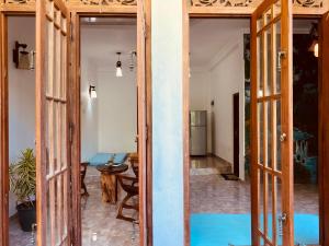 un corridoio con porte che si aprono su un soggiorno di Dream Villa a Matara