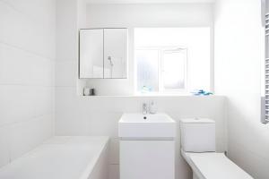 Ein Badezimmer in der Unterkunft Camberwell Elegance 3BR Luxury Flat