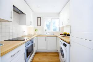 Küche/Küchenzeile in der Unterkunft Camberwell Elegance 3BR Luxury Flat