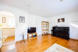 TV/Unterhaltungsangebot in der Unterkunft Camberwell Elegance 3BR Luxury Flat