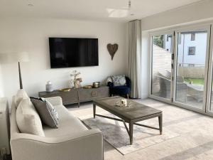 TV a/nebo společenská místnost v ubytování Estuary View - Newly Built 3-Bed House