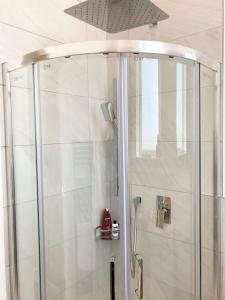 um chuveiro com uma porta de vidro na casa de banho em Estuary View - Newly Built 3-Bed House em Conwy