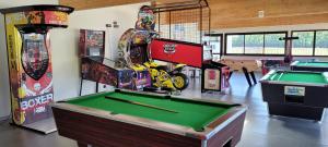 Gallery image of Mobil Home XXL 4 chambres - Camping Les Jardins du Morbihan in Monterblanc +19 photos