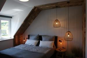 1 dormitorio con 1 cama con 2 luces y 2 lámparas en Dock2Apartment Rügen Whg 4 großer Balkon, ruhige Lage, en Lohme