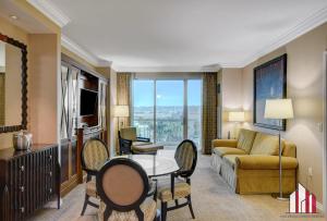 uma sala de estar com um sofá, uma mesa e cadeiras em MGM Signature-06-714 1Br 2Ba Balcony Suite em Las Vegas