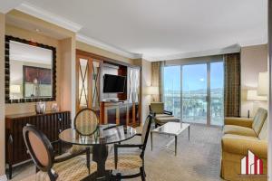 uma sala de estar com um sofá e uma mesa em MGM Signature-06-714 1Br 2Ba Balcony Suite em Las Vegas