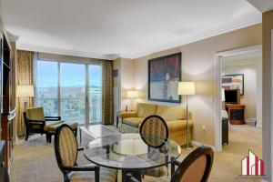 uma sala de estar com um sofá e uma mesa em MGM Signature-06-714 1Br 2Ba Balcony Suite em Las Vegas