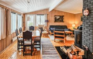 un soggiorno con tavolo e camino di 3 Bedroom Stunning Home In Uvdal a Uvdal