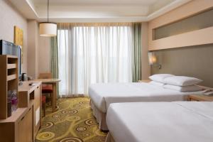 Postel nebo postele na pokoji v ubytování E-DA Royal Hotel