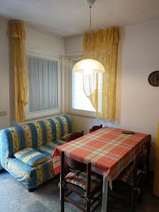 - un salon avec une table et un canapé dans l'établissement Casa Diana, à Bibione