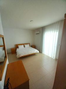 1 dormitorio con cama y ventana grande en Best location in Sliema, en Sliema