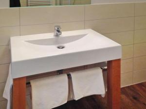 a white sink in a bathroom with two towels at Appartements am Heidensee in Schwerin in Schwerin