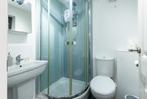 Koupelna v ubytování 3 Bed Gem in Pontefract for Easy Commutes to Leeds and Wakefield + 16 fotografií