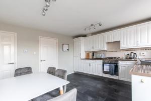Kuchyň nebo kuchyňský kout v ubytování 3 Bed Gem in Pontefract for Easy Commutes to Leeds and Wakefield