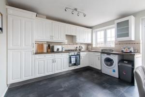 Kuchyň nebo kuchyňský kout v ubytování 3 Bed Gem in Pontefract for Easy Commutes to Leeds and Wakefield
