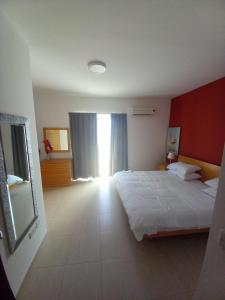 Un dormitorio con una cama grande y una ventana en Best location in Sliema, en Sliema
