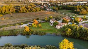 einem Luftblick auf ein Haus und einen See in der Unterkunft Borgo Cà dei Sospiri in Quarto dʼAltino