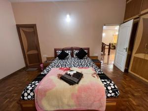 Un dormitorio con una cama con dos bolsas. en Chill Inn - Families Only en Ooty