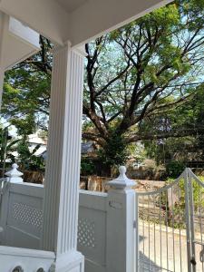 ELZAS FORT iNN的阳台或露台
