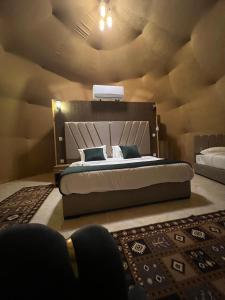 Schlafzimmer mit einem großen Bett und einer Decke in der Unterkunft Queen's Magic Camp in Disah