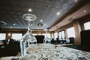 a table in a restaurant with wine glasses on it at Hotel Villa De Cárcar in Cárcar +40 photos