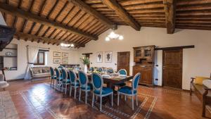 une salle à manger avec une table et des chaises bleues dans l'établissement VILLA LE TORNAIE 14, Emma Villas, à Monte San Savino