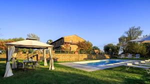 - une piscine avec des tables et des parasols à côté dans l'établissement VILLA LE TORNAIE 14, Emma Villas, à Monte San Savino