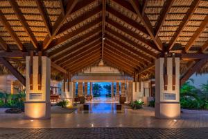 プンタ・カナにあるThe Westin Puntacana Resortの大きな木製天井のリゾートロビー