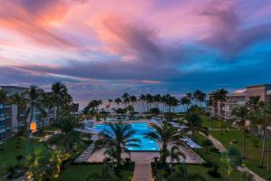 uma vista para um resort com uma piscina e palmeiras em The Westin Puntacana Resort em Punta Cana
