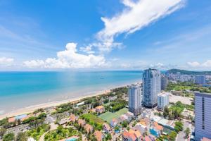 - une vue aérienne sur la ville et la plage dans l'établissement The Sóng Apartment Vũng Tàu - Tabo Homestay, à Vung Tau