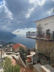 un balcón de un edificio con vistas al agua en Residenza Sveva, en Ravello