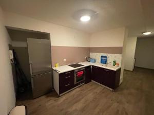 Gemütliches & helles Doppelzimmer in Kleve في كليفي: غرفه فارغه مع مطبخ مع ثلاجه
