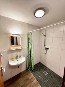 A bathroom at Gemütliches & helles Doppelzimmer in Kleve