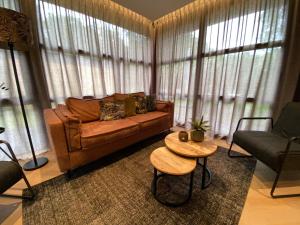 Khu vực ghế ngồi tại Luxe 4- persoons Veluwelodge met hottub in Ermelo!