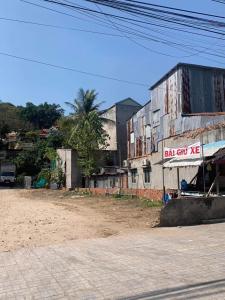 um edifício antigo com um sinal no lado em DeMi Homestay 2 - Châu Đốc em áº¤p VÄ©nh ÃÃ´ng