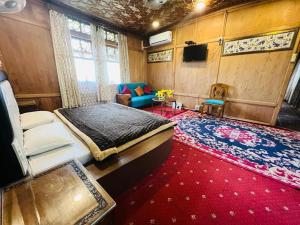 Un dormitorio con una cama grande y una alfombra roja en The Hayat Group Of Houseboats, en Srinagar