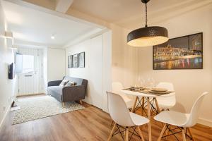 een eetkamer en een woonkamer met een tafel en stoelen bij BmyGuest - Lisbon Inner Bairro Alto in Lissabon
