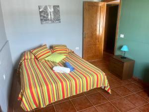 um quarto com uma cama com duas toalhas em Casa Azul em Vallehermoso
