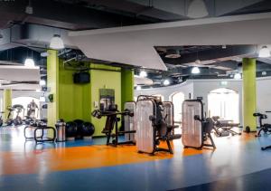 un gimnasio con muchos equipos de ejercicio en una habitación en Arabian Nights Beach Hostel, en Dubái
