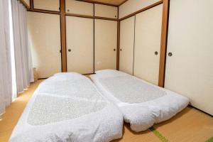 Katil atau katil-katil dalam bilik di 401号室貸切！2DK/京成佐倉駅徒歩3分・電車成田空港20分・京成上野直結！厨房/風呂/畳/4名