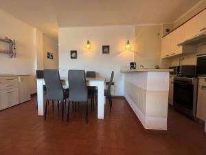 cocina con mesa de comedor y sillas en Basic Comfort Apartment Gran Reserva Platja 0071, en Empuriabrava