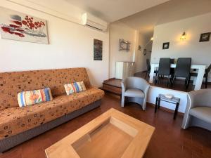 sala de estar con sofá y mesa en Basic Comfort Apartment Gran Reserva Platja 0071, en Empuriabrava