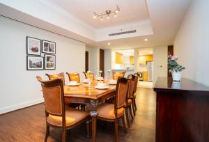 a dining room with a table and chairs at Urban 3BR at Al Mesk Tower Dubai Marina in Dubai