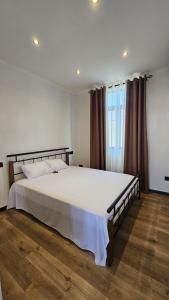 una camera da letto con un grande letto con lenzuola bianche di Residence Oceana 4 a Mont Choisy