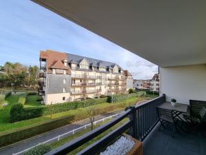 a balcony with a view of a building at Cosy Plage-Accès privé à la Mer in Cabourg