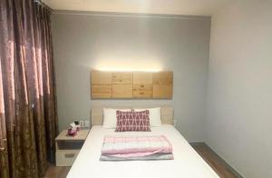 Кровать или кровати в номере Namhangang Park Motel