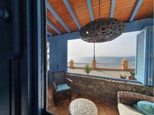 Habitación con balcón con vistas al océano. en Villa Delicias en Melenara