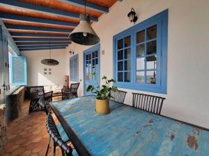 comedor con mesa de madera y sillas en Villa Delicias en Melenara