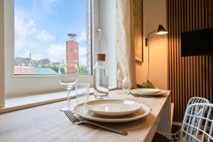 een tafel met een bord en wijnglazen en een raam bij 1 bedroom apartment near Villa Cavrois - Croix in Croix