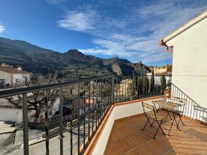 balcón con vistas a las montañas en Casa a la Vera de la Sierra, en Güéjar-Sierra